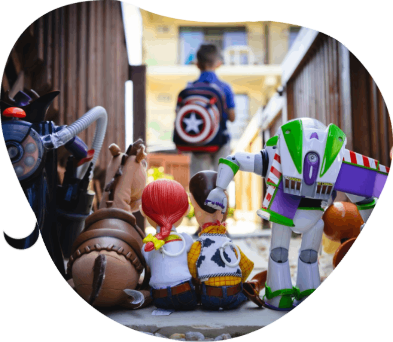 Spielzeugfiguren und ein Kind
