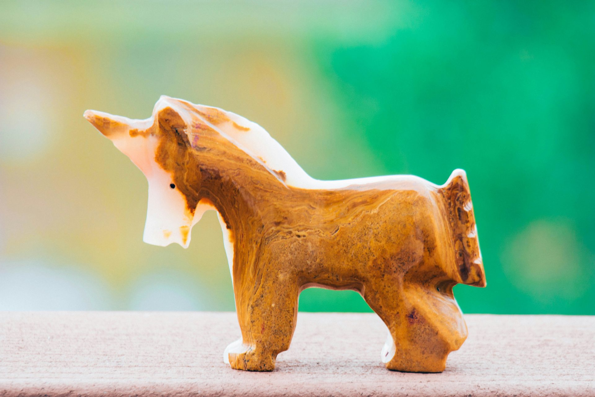 Einhornfigur aus buntem Material