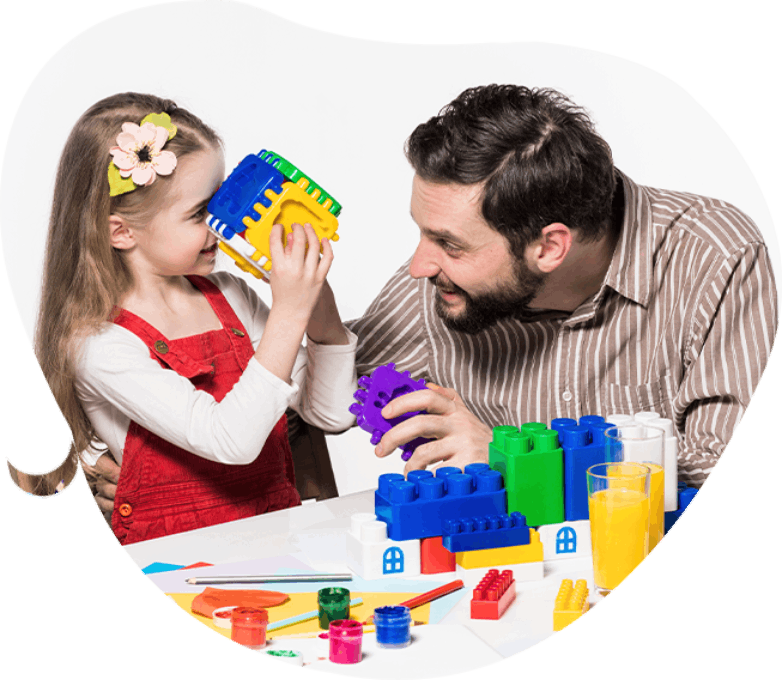 Vater und Tochter spielen gemeinsam