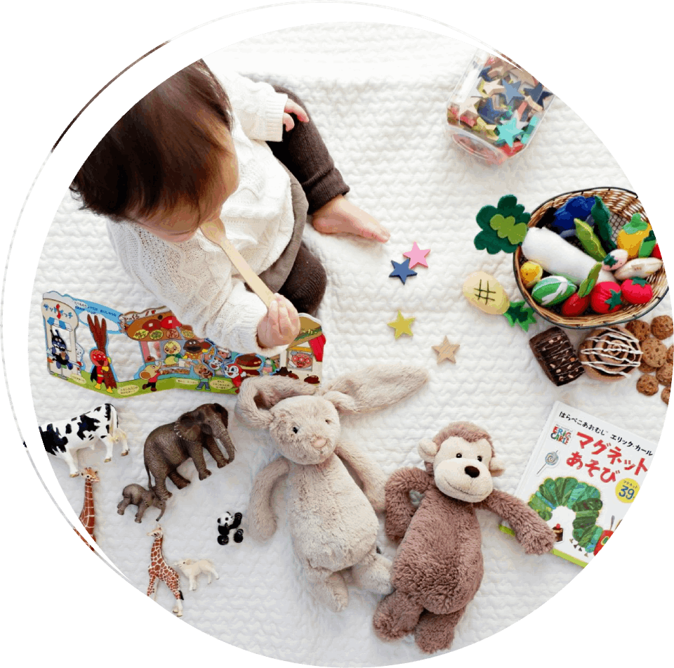 Kind spielt mit Spielzeug und Buch