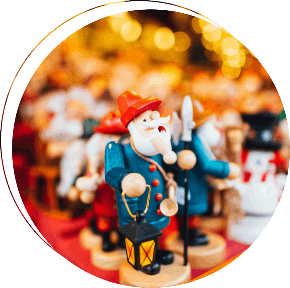 Weihnachtsfiguren auf einem Markt