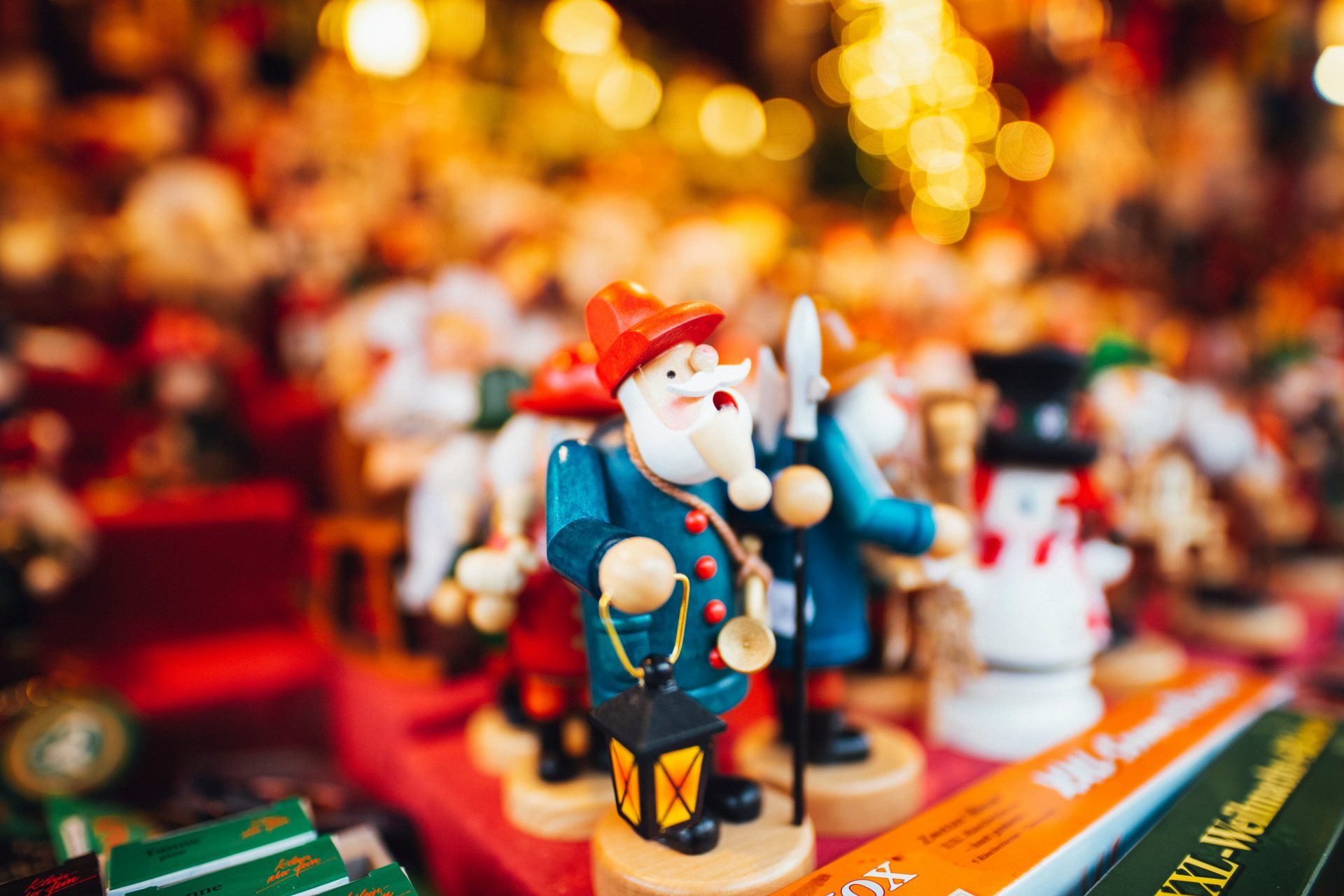 Weihnachtsfiguren auf einem Markt